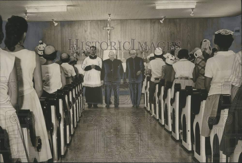 1961 Press Photo Father James Brunson & congregation inside Camp Tekawitha, AL - Historic Images