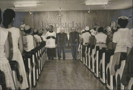 1961 Press Photo Father James Brunson & congregation inside Camp Tekawitha, AL - Historic Images