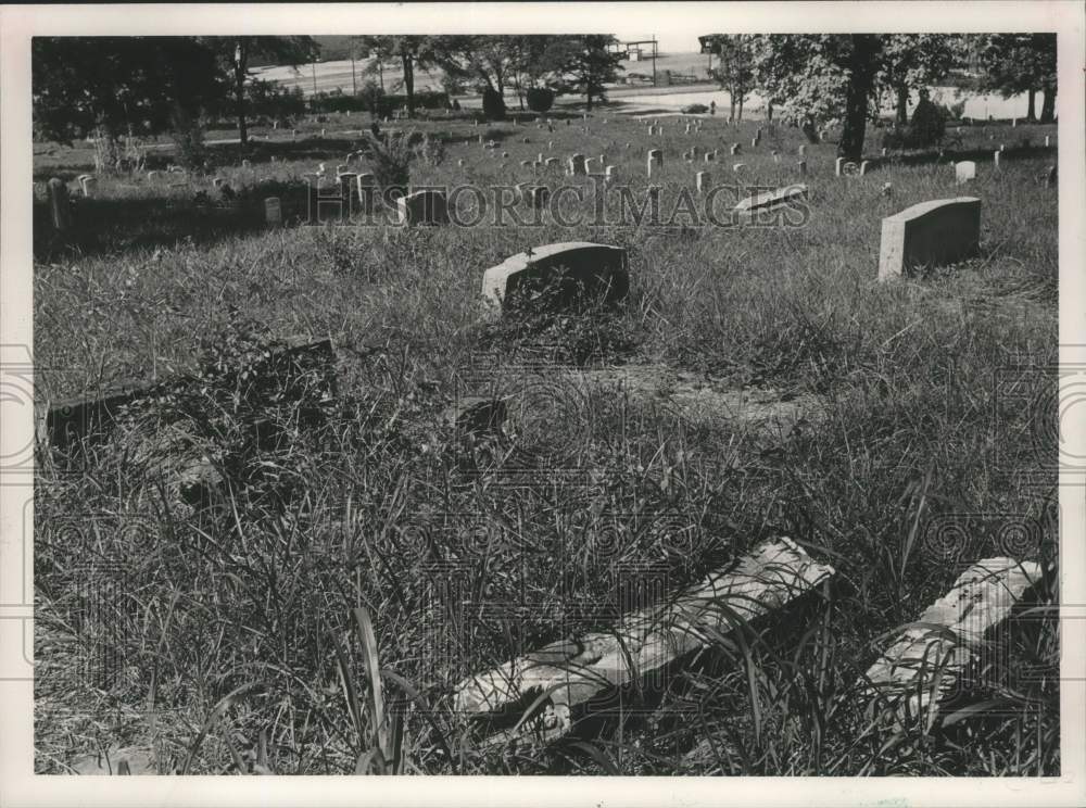 1988 Press Photo Damaged tombstones, Greenwood Cemetery, Birmingham, Alabama - Historic Images