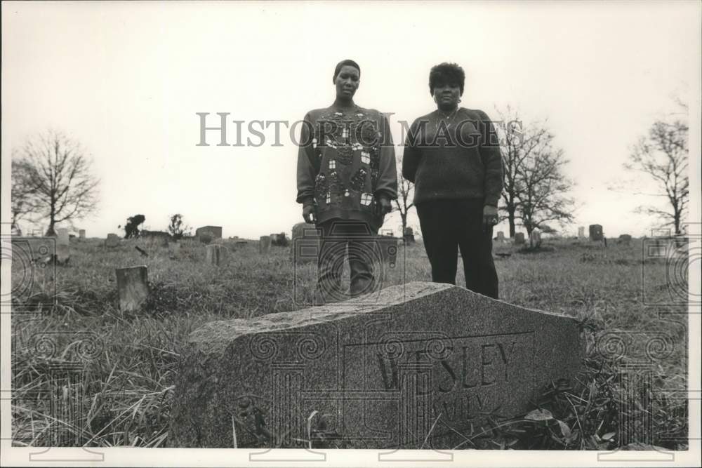 1988 Press Photo Wilhelmenia Anchrum, Naomi Grigsby, Woodlawn Cemetery, Alabama - Historic Images