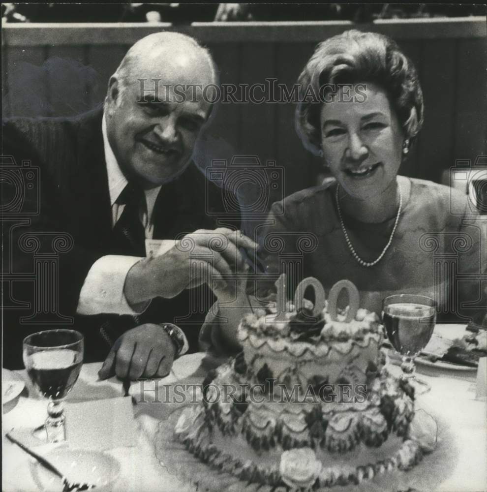 1971 Dr. Nelson &amp; Mrs. George Seibels Cut Birmingham Centennial Cake - Historic Images