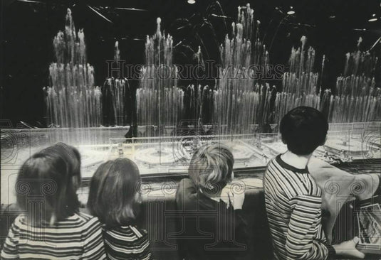 1971, Dancing Waters Excites Youngsters Touring Exhibition Hall - Historic Images