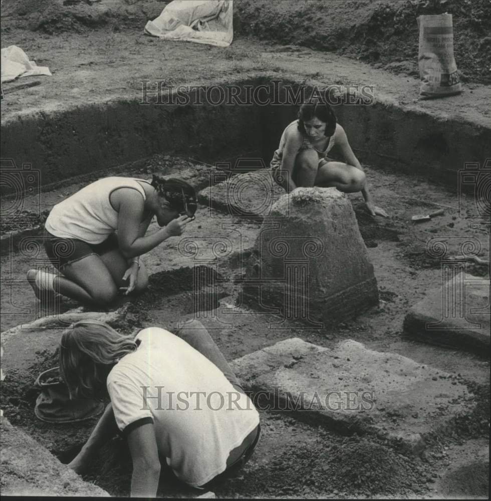 1975 Press Photo Students hunt for human remains at Mount State Park, Alabama - Historic Images