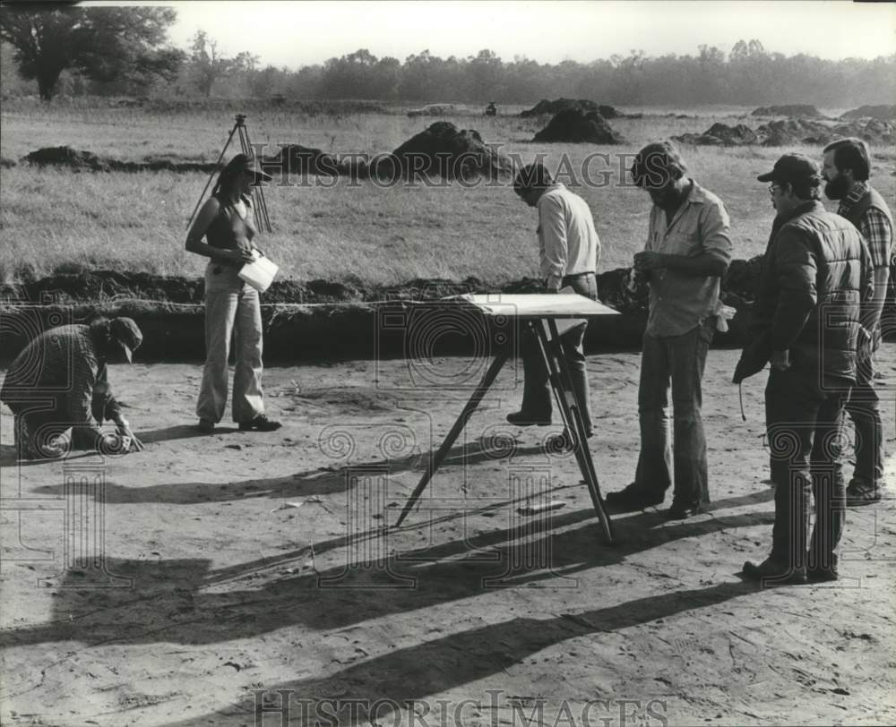 1979, Students, archaeologists work at Lubbub Creek site in Alabama - Historic Images