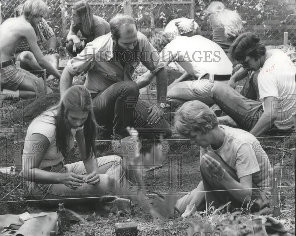 1977 Press Photo University of Alabama students work at homestead in Birmingham - Historic Images