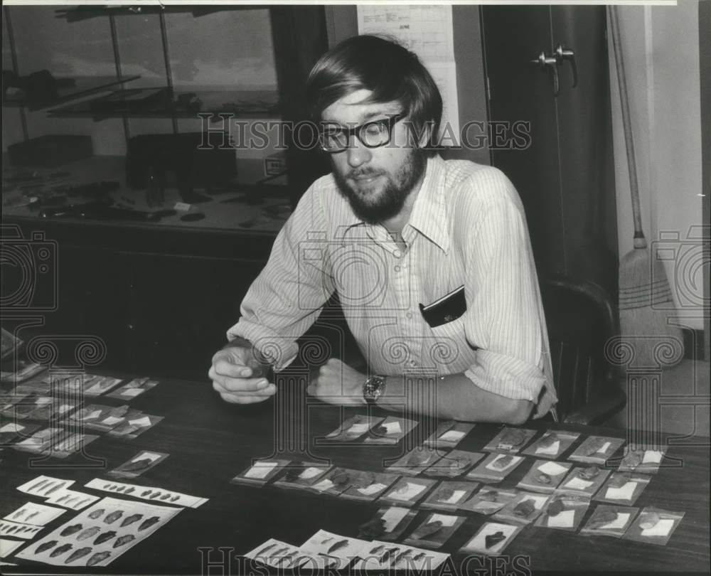 1982 Press Photo Greg Waselkov examining arrowheads - abna18184 - Historic Images