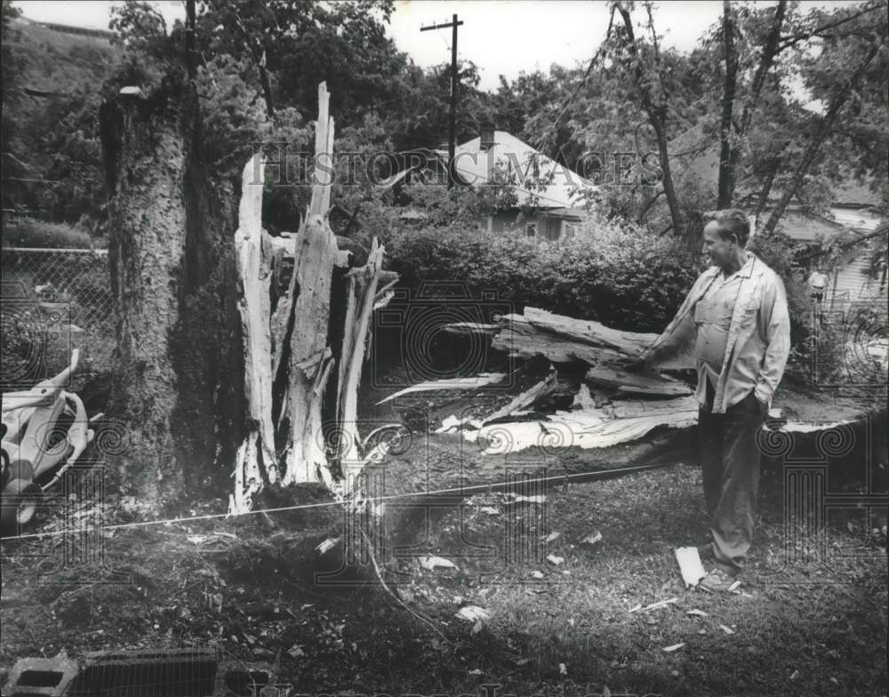 1978 Press Photo Leroy Surritt Surveys Damage from Strong Winds in Birmingham - Historic Images