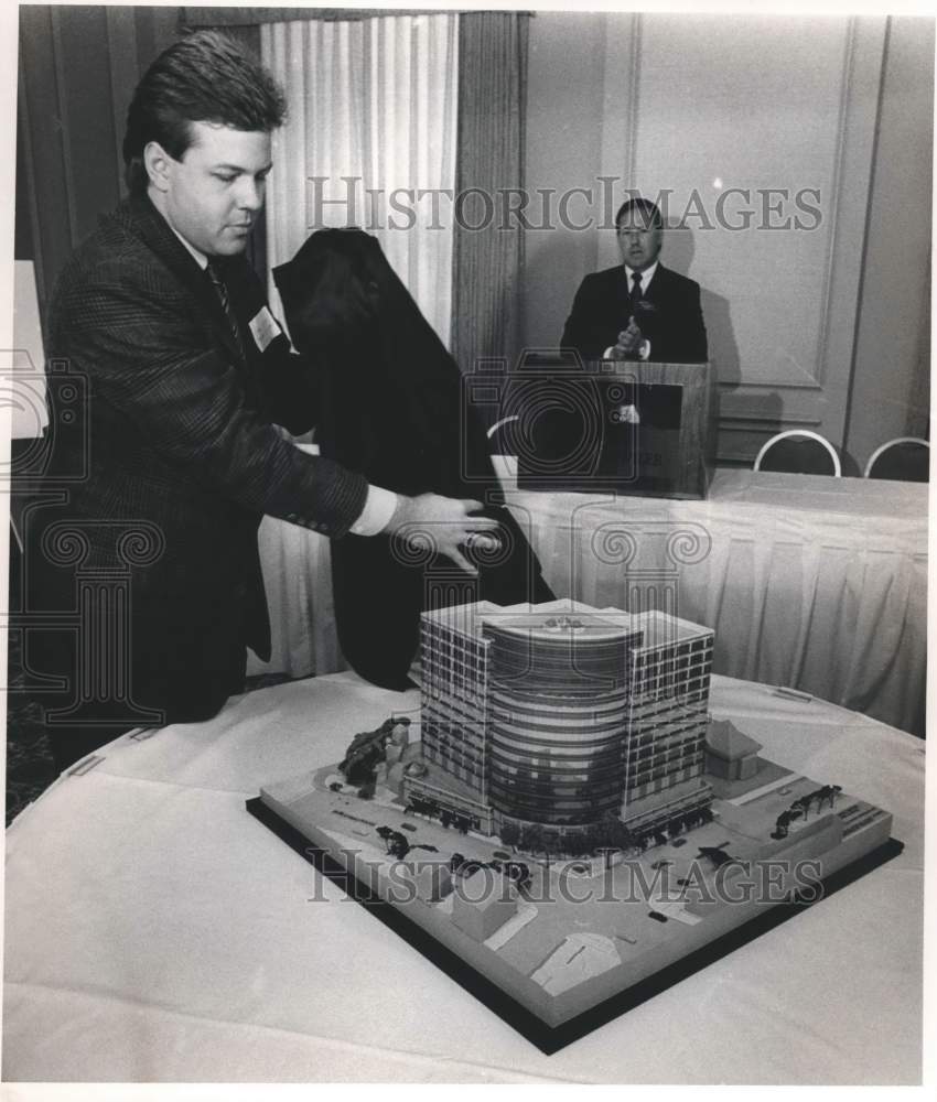 1988 Press Photo Rodney Kovach unveiling office building model, Birmingham, AL - Historic Images