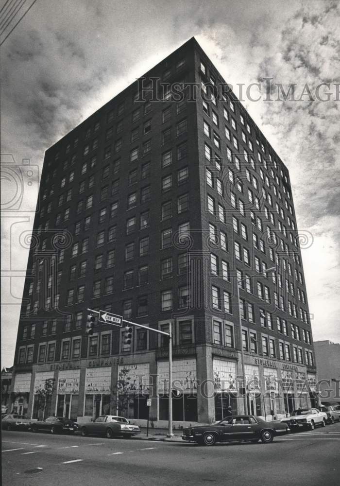 1983 Press Photo Bankrupted Stonewall building, streetscape, Birmingham, Alabama - Historic Images