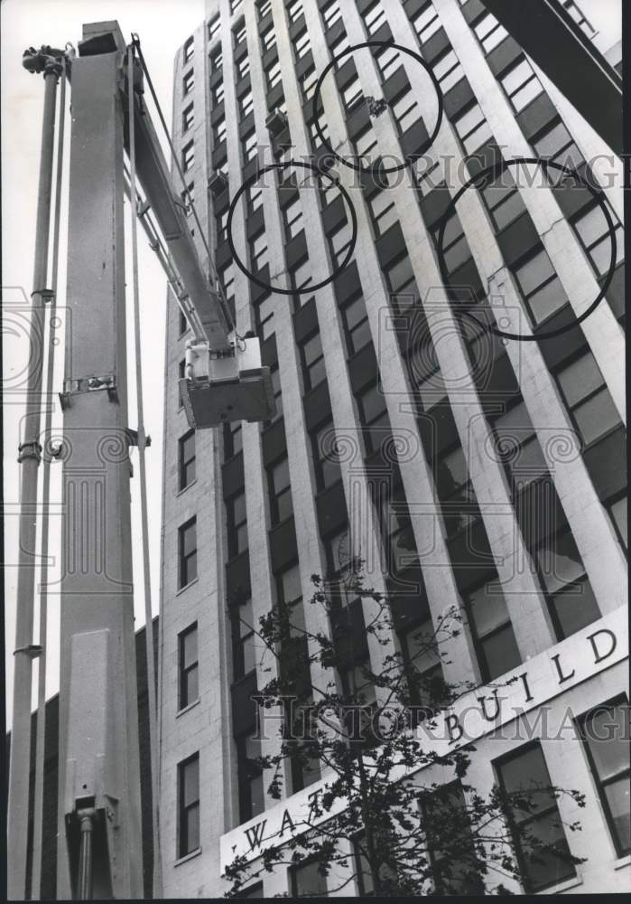 1976 Press Photo Watts Building with crane, Birmingham, Alabama - abna18253 - Historic Images