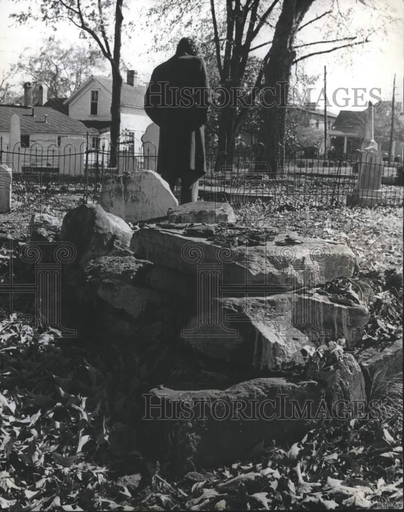 1971, Broken tombstones, Elyton Cemetery, Birmingham, Alabama - Historic Images