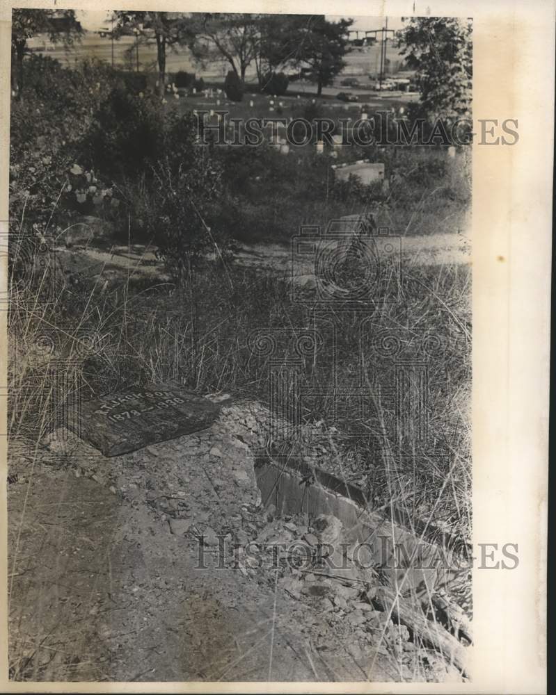 1990 Press Photo Damaged headstone at Greenwood Cemetery, Birmingham, Alabama - Historic Images