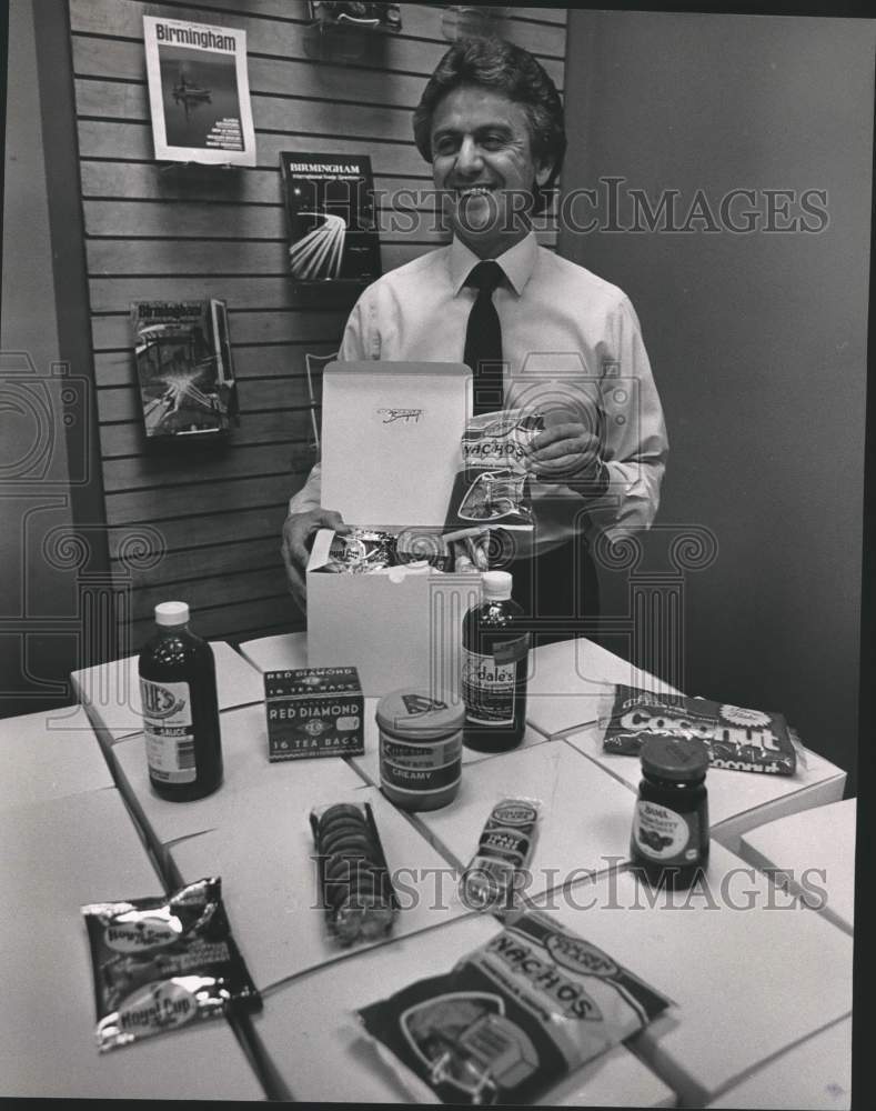 1984 Press Photo Birmingham Alabama Chamber of Commerce &quot;care package&quot; - Historic Images