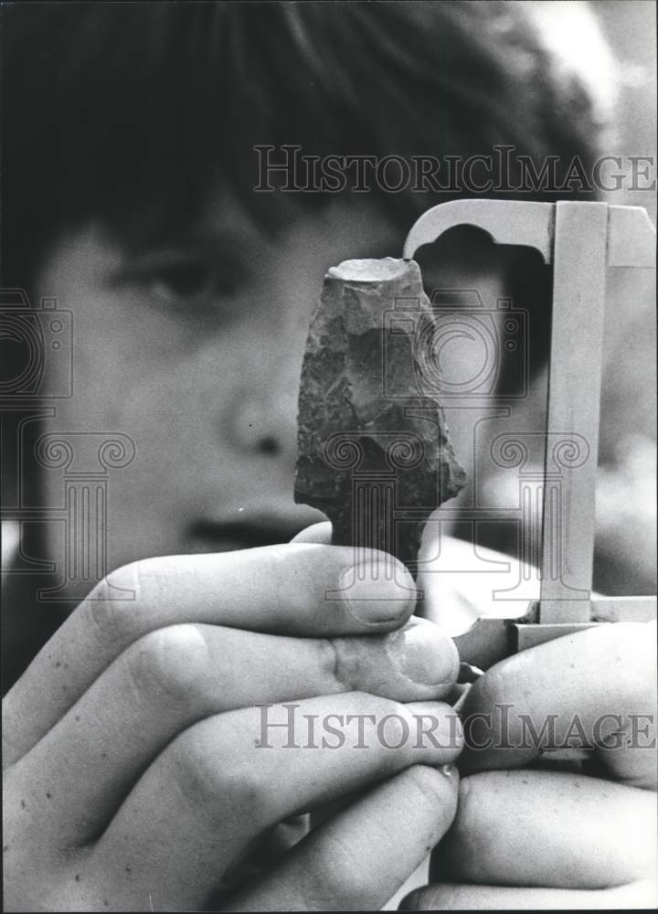 1978 Press Photo Jason Nutter measures an arrowhead as he tries to identify it. - Historic Images