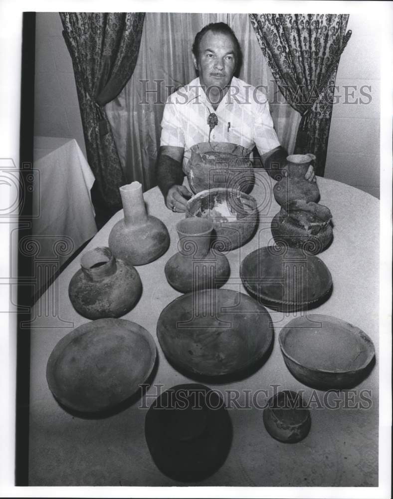 1978 Press Photo Archaeologist Hutto with Repaired Bowls - abna18294 - Historic Images