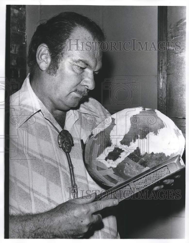 1978 Press Photo Archaeologist Repairing Pot - abna18297 - Historic Images