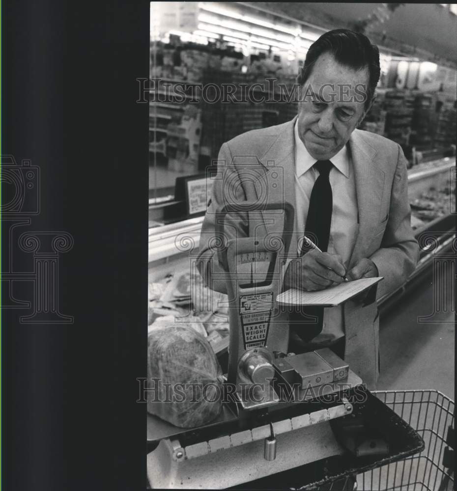 1982 Press Photo Howard Archer, Weights &amp; Measures Division, Saves Consumers - Historic Images