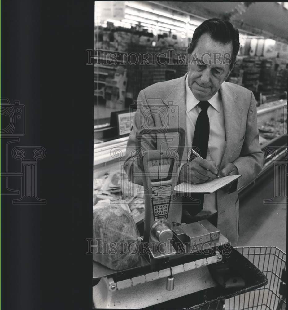 1982 Press Photo Howard Archer, Weights & Measures Division, Saves Consumers - Historic Images