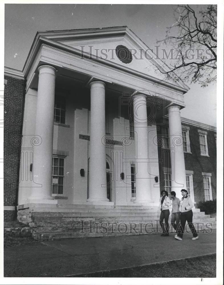 1981 Press Photo Students in front of Carnegie Library, Alabama A&M College - Historic Images