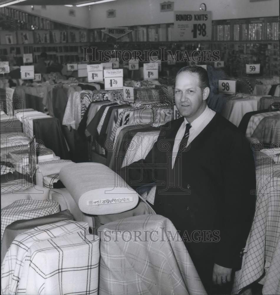 1968 Press Photo Alabama Mills Store Manager William Appleyard, Hoover, Alabama - Historic Images