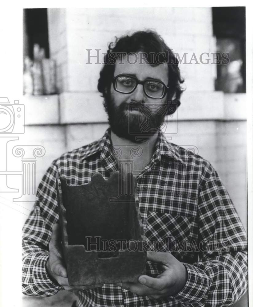 1979 Press Photo Baxter Mann &amp; Nearly-Perfect &quot;Prayer Bowl&quot; Found at Lubbub Site - Historic Images