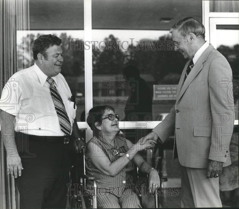 1979 Press Photo Tom Bevill, Alabama Politician, shakes hands with constituent - Historic Images
