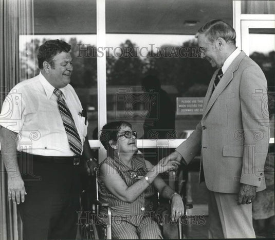 1979 Press Photo Tom Bevill, Alabama Politician, shakes hands with constituent - Historic Images