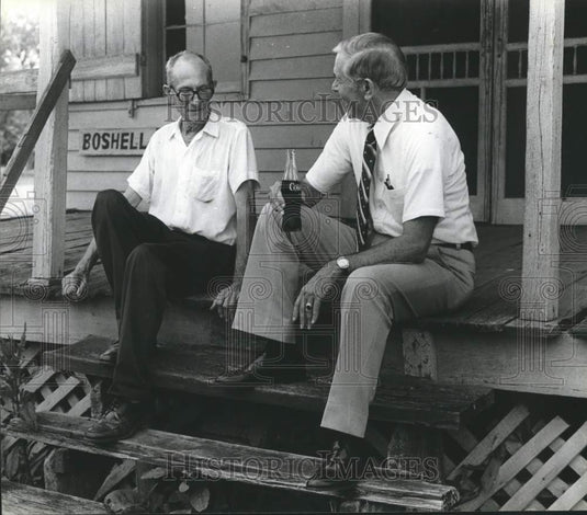 1979 Press Photo Politician Tom Bevil Chats with Cecil Boshell, Townley, Alabama - Historic Images