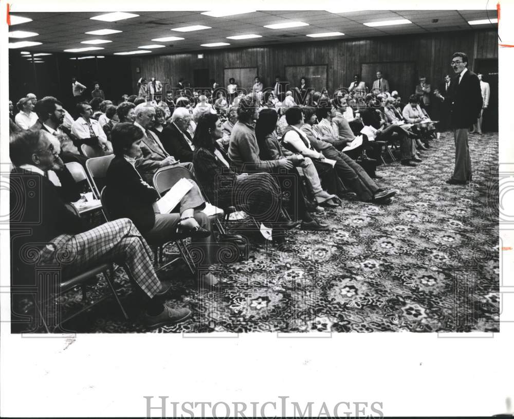 1981 Press Photo City Councilman John Katapodis Speaking to Crowd - abna18441 - Historic Images