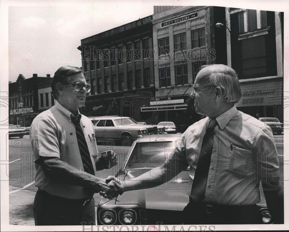 1984 Press Photo Selma, Alabama Mayoral Candidate Joe Smitherman Shakes Hands - Historic Images