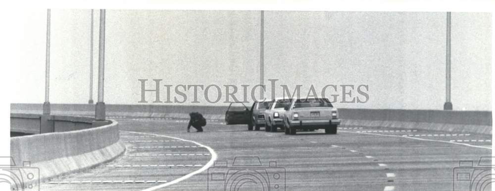 Press Photo Cars on Homeport Causeway - abna18471 - Historic Images