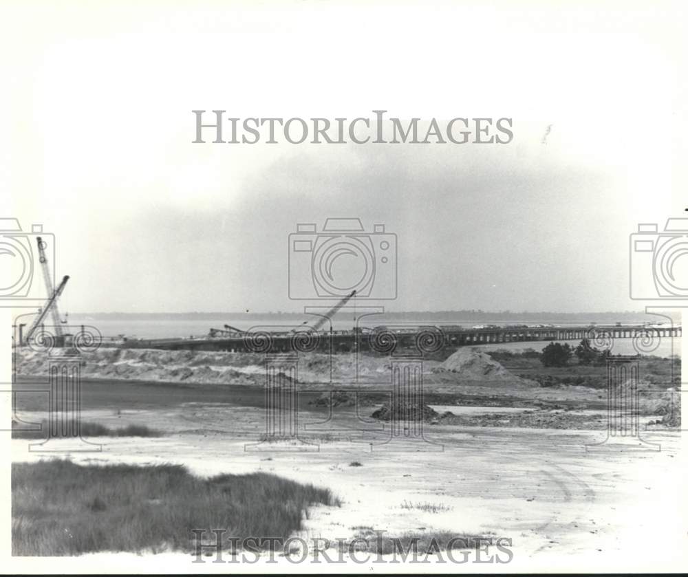 1989 Press Photo Final Construction on Naval Station Causeway - abna18483 - Historic Images