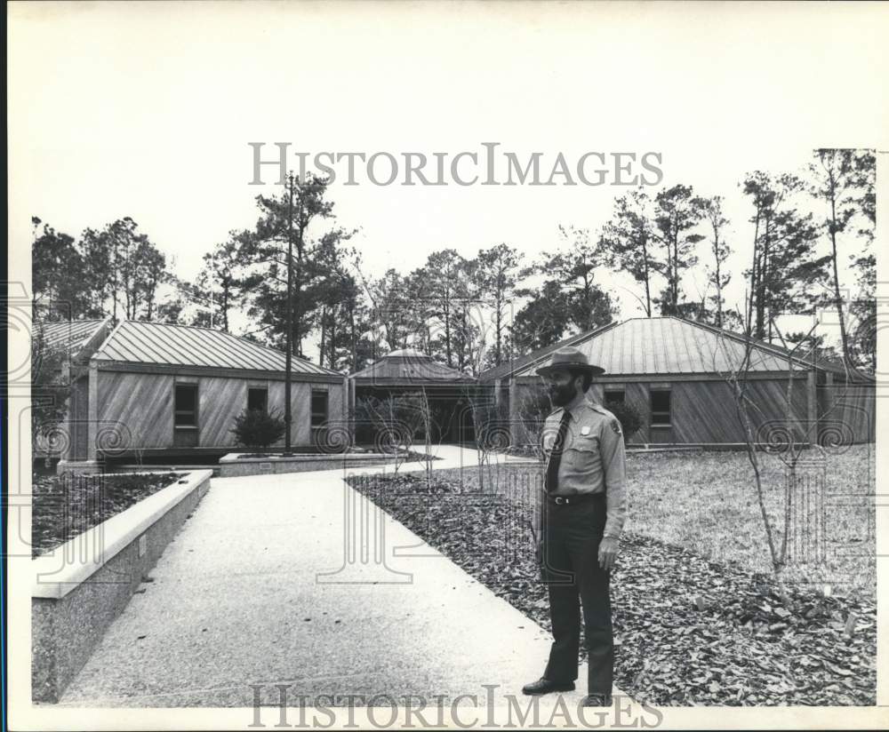 Press Photo Park ranger , Gulf Islands National Seashore, Mississippi - Historic Images