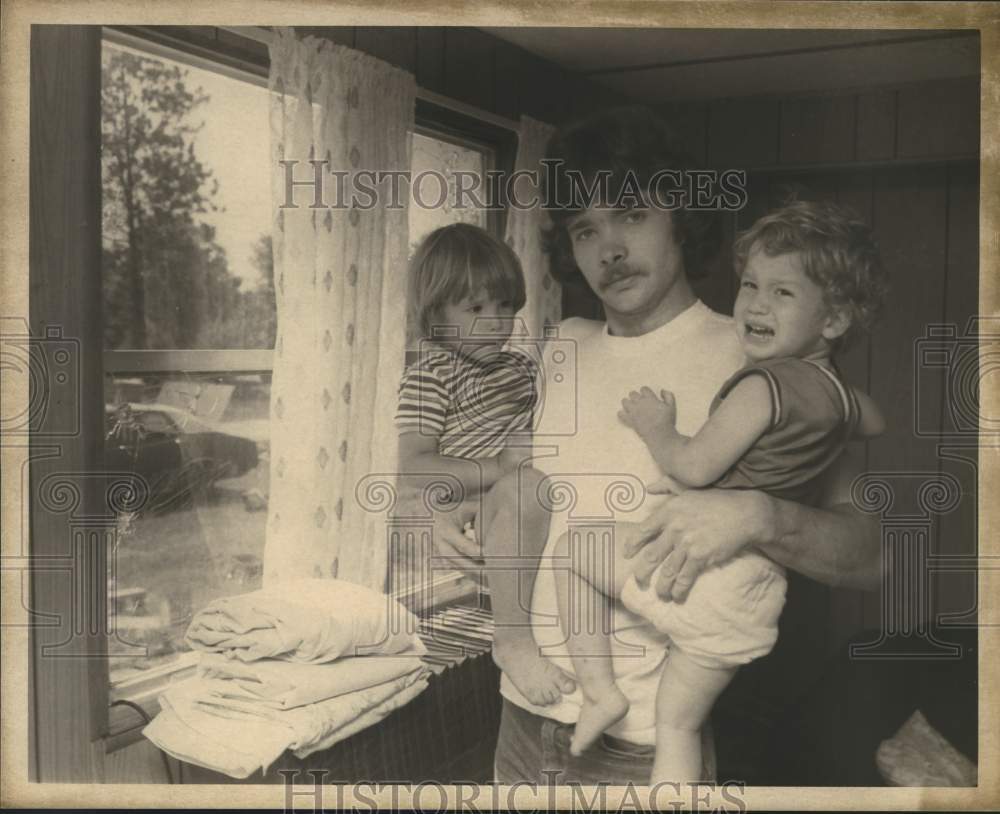 Press Photo Man and two young children. Pierce family. - abna18545 - Historic Images