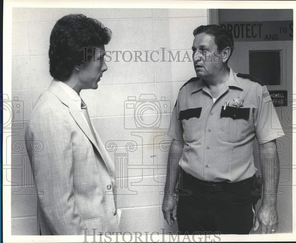 Press Photo Eugene Howell, Mike Moore having discussion - abna18547 - Historic Images