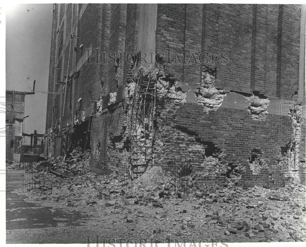 1983 Press Photo Damaged building with bricks laying around - abna18548 - Historic Images