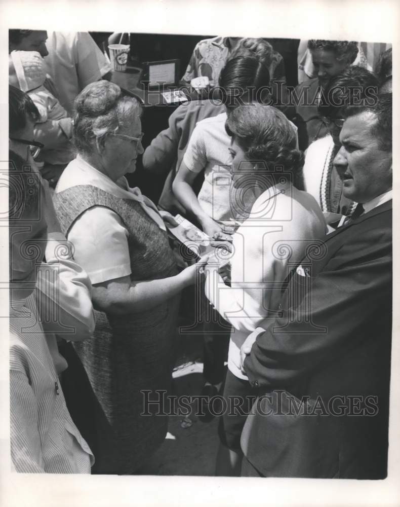 1966 Mrs. George Wallace Campaigns for Governor in Northeast Alabama - Historic Images