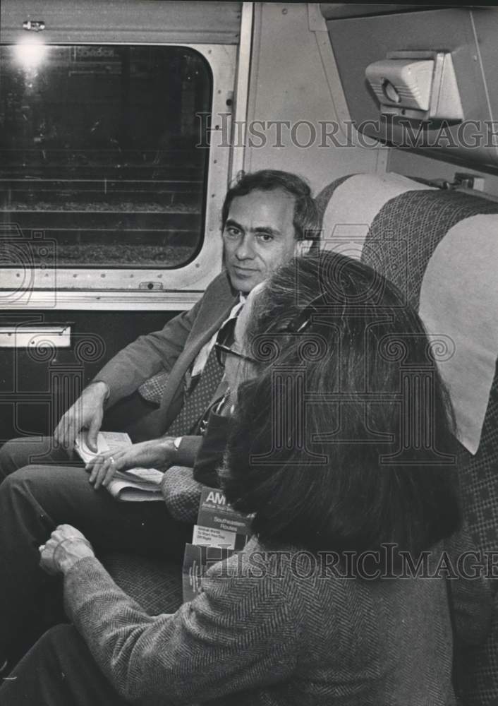 1982 Press Photo Mr. and Mrs. Ben Erdreich Chat While Waiting For Train to Leave - Historic Images