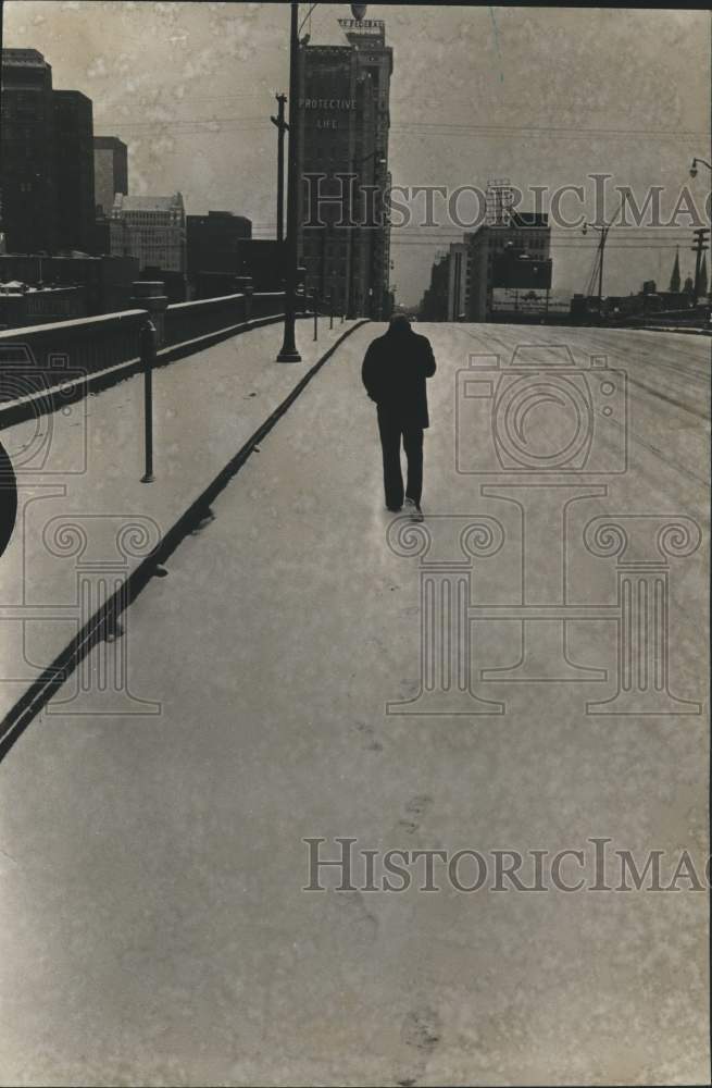 1978 Press Photo Man walks on 21st street in Birmingham, Alabama, in the snow - Historic Images