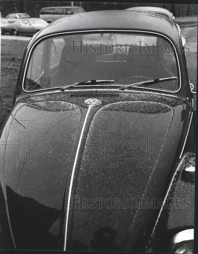 1978, Snow on the hood of a Volkswagen in Alabama - abna18580 - Historic Images