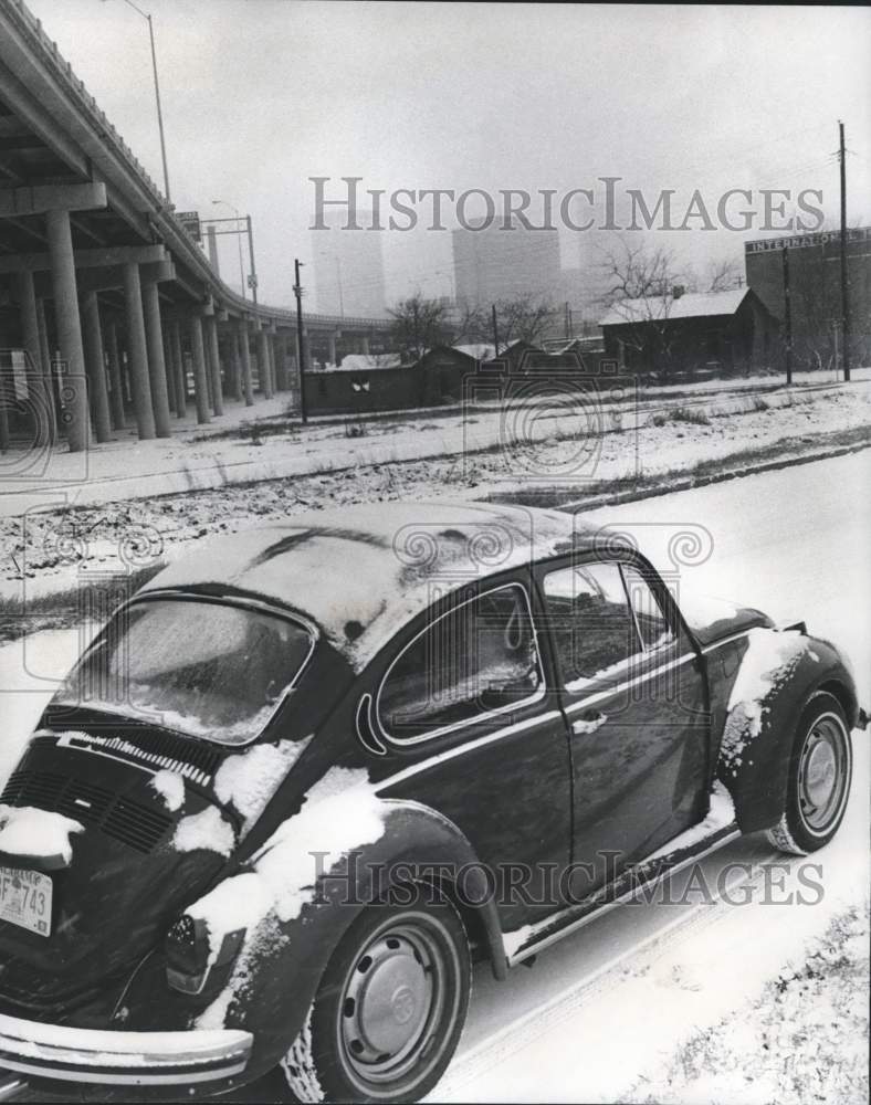 1977 Press Photo Volkswagen makes its way through snow in Birmingham, Alabama - Historic Images