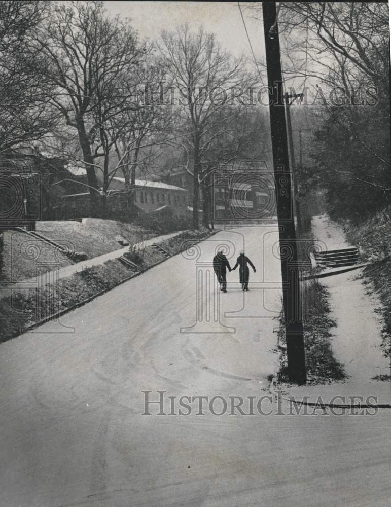 1977 Press Photo People walk in snow in Birmingham, Alabama - abna18585 - Historic Images