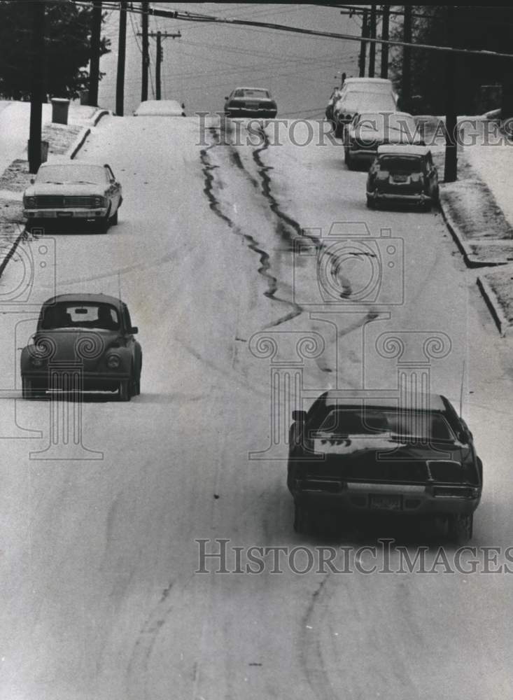 1977 Press Photo Cars on snowy road in Birmingham, Alabama - abna18586 - Historic Images