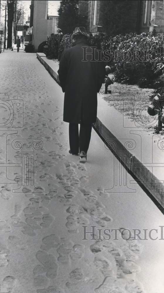 1977 Press Photo Man walks on snowy road in Birmingham, Alabama - abna18587 - Historic Images