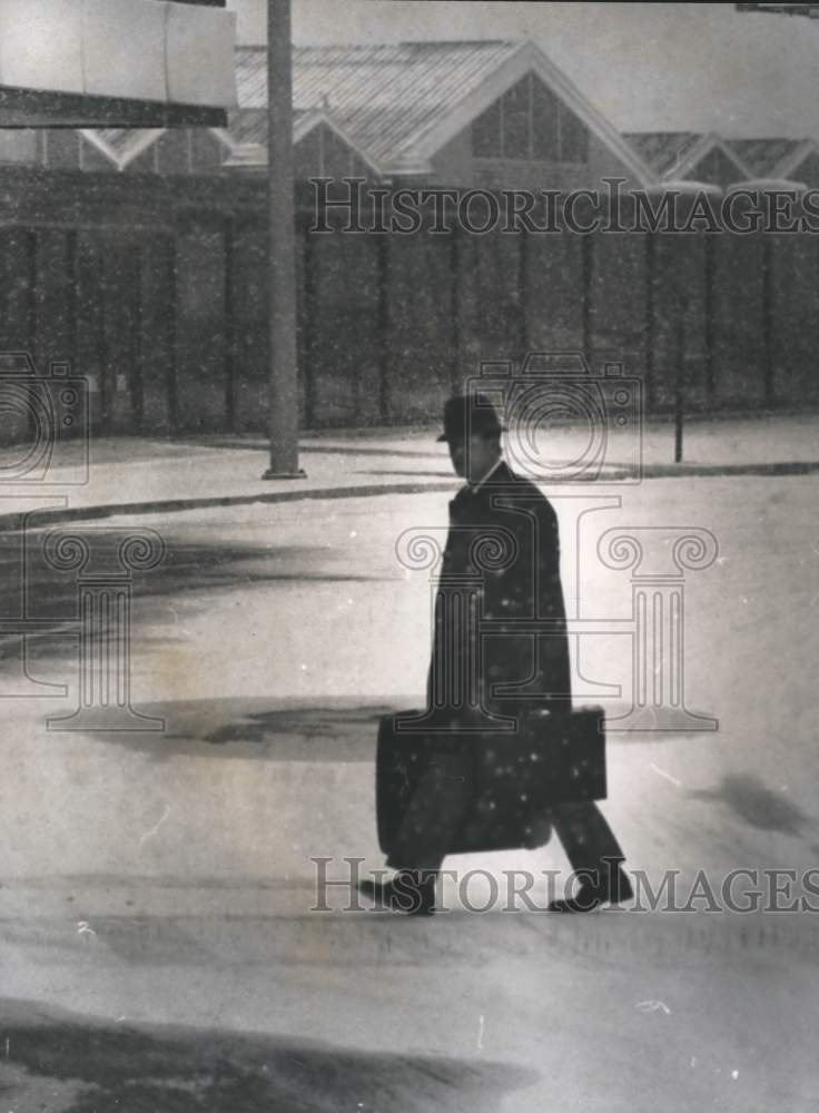 1977 Press Photo Man walks across snowy road in Birmingham, Alabama - abna18589 - Historic Images