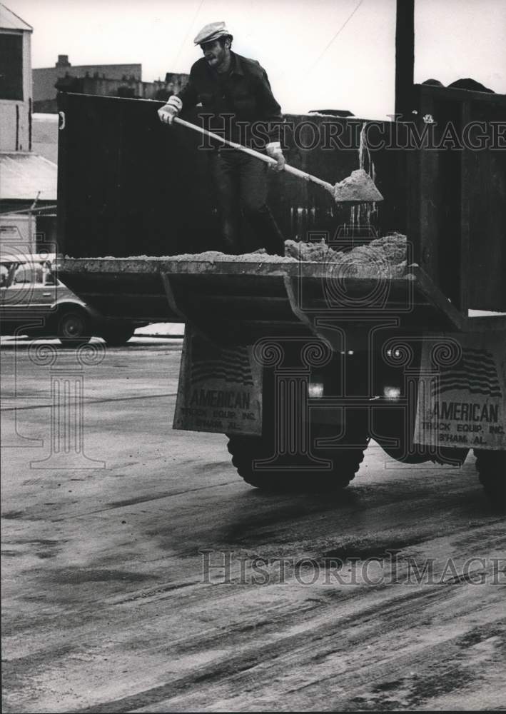 1985 Press Photo Spreading Sand on the Icy Roads in Birmingham, Alabama - Historic Images