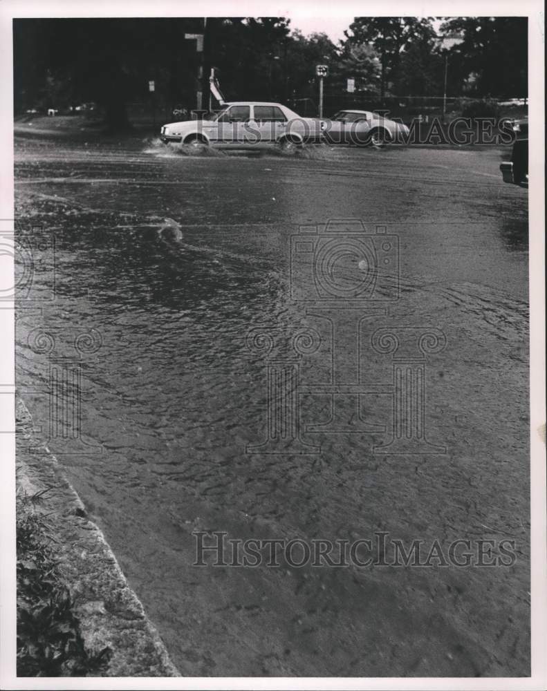 1986 Press Photo Rain Storm Causes Flooding of Streets in Birmingham, Alabama - Historic Images