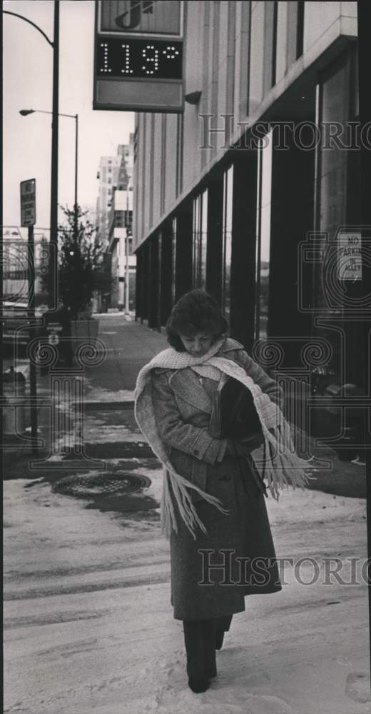 1985, Out-of-whack Thermometer Off by 100 Degrees, Birmingham - Historic Images