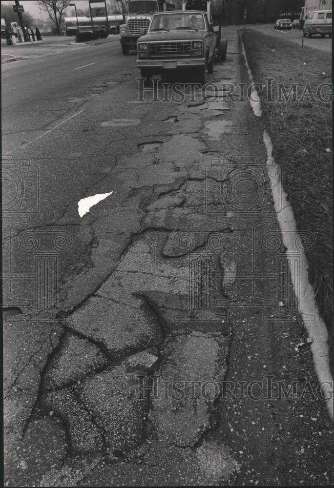 1985 Press Photo North Bound Lane of Vanderbilt Road Damaged by Ice - abna18614 - Historic Images