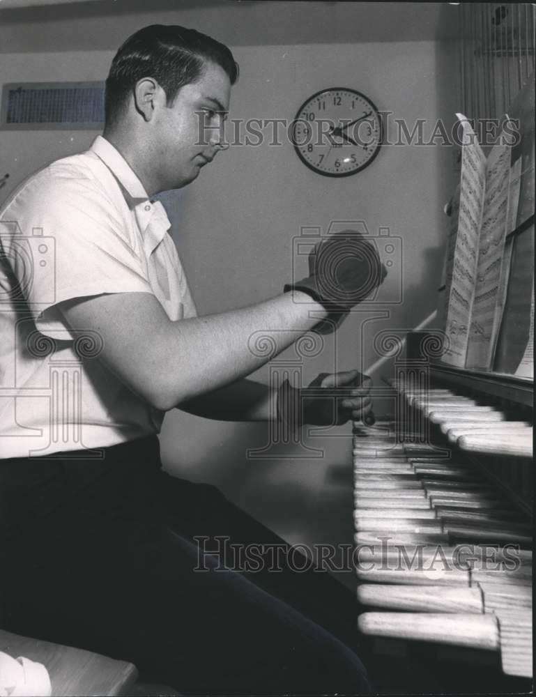 1968 Press Photo Carillonneur Richard Watson Performs at Samford University- Historic Images